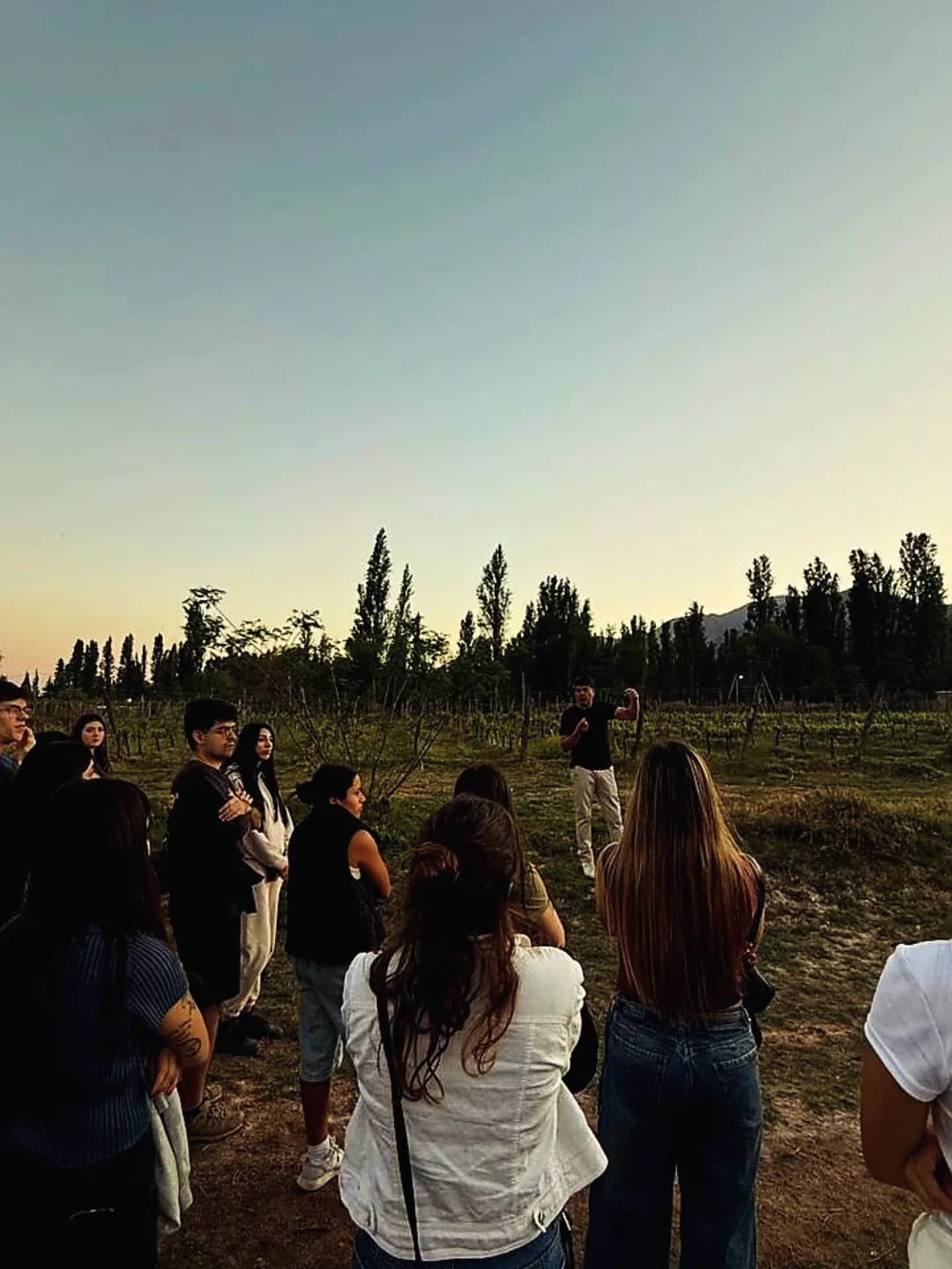 Grupo de visitantes brindando en Sañogasta