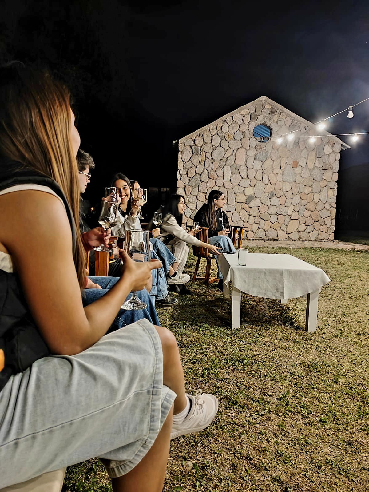 Degustación de vinos con visitantes en Finca Concepción